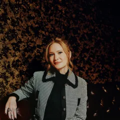 SARAH J. MAAS